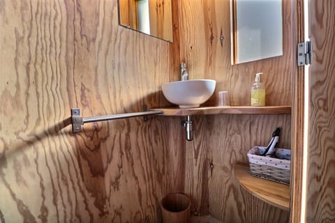 Room (RoulHotes) | Bathroom sink