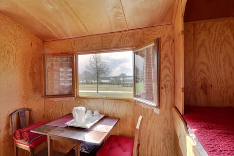 Room (RoulHotes) | Living room | Flat-screen TV, fireplace