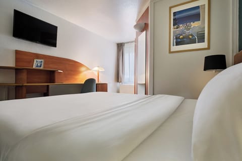 Premium bedding, desk, soundproofing, iron/ironing board