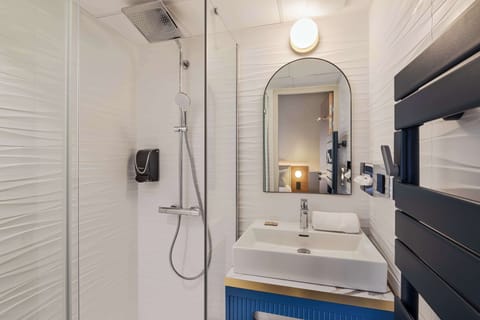 Superior Room, 1 large bed | Bathroom | Shower, eco-friendly toiletries, hair dryer, towels