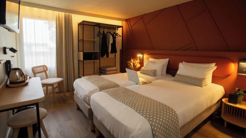 Classic Twin Room | In-room safe, desk, laptop workspace, blackout drapes