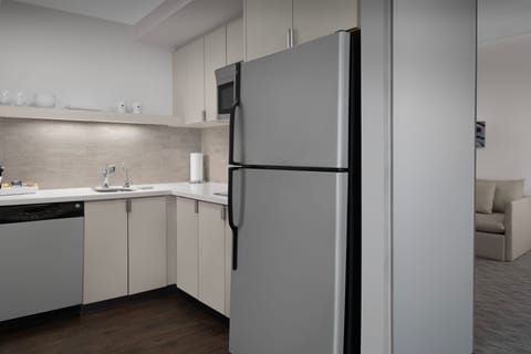 Executive Suite, 1 King Bed with Sofa bed, Mountain View | Private kitchen | Mini-fridge, microwave