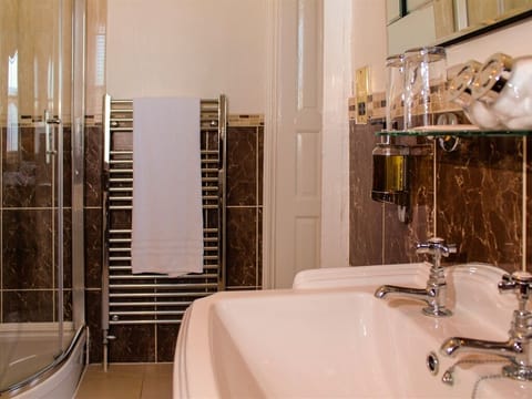 Executive Double or Twin Room, Ensuite | Bathroom | Shower, towels