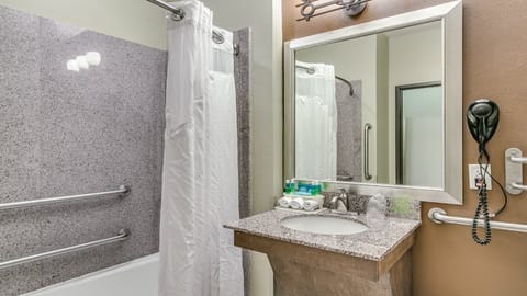 Combined shower/tub, free toiletries, hair dryer, towels