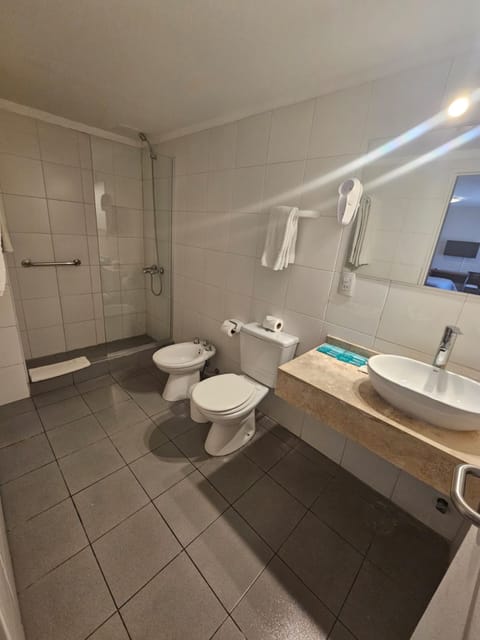 Shower, free toiletries, bidet, towels