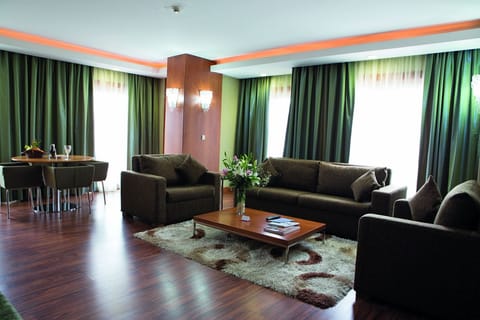 Executive Suite, 1 Bedroom | Minibar, in-room safe, desk, iron/ironing board