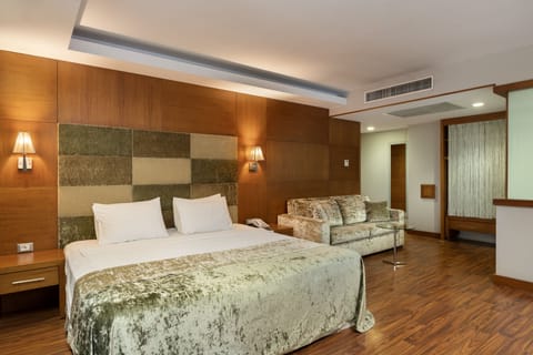Superior Suite, 1 King Bed with Sofa bed | Minibar, in-room safe, desk, iron/ironing board
