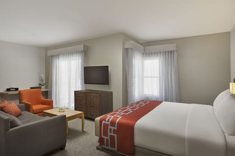 Studio Suite | In-room safe, desk, blackout drapes, iron/ironing board