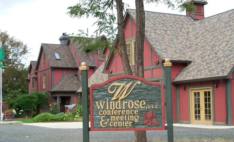 Road view. Vacation rental located between the 2 buildings and down the stairs.