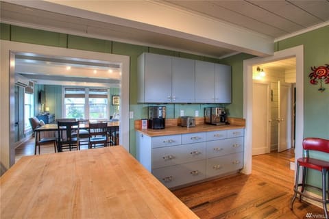 Coffee and toast - Kuerig coffee machine or regular drip machine.