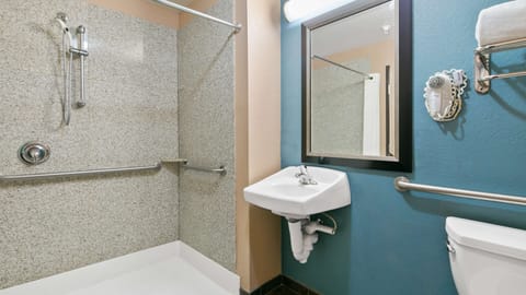 Suite, 1 King Bed, Accessible, Non Smoking | Bathroom | Combined shower/tub, hair dryer, towels