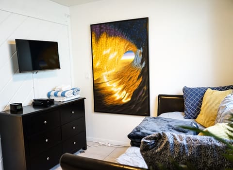 32' 1080P flat-screen with cable and Bluetooth speaker/alarm clock