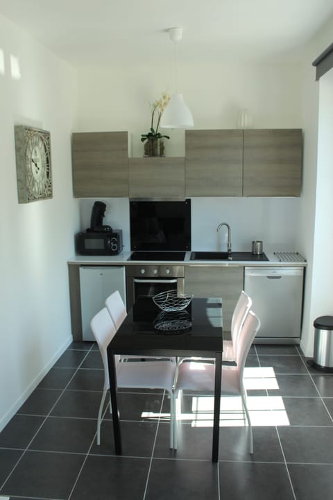 Apartment (LAVANDIN) | Private kitchen | Fridge, microwave, oven, stovetop