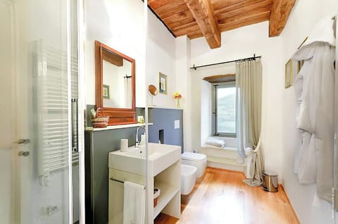 Superior Suite | Bathroom | Shower, free toiletries, hair dryer, bathrobes