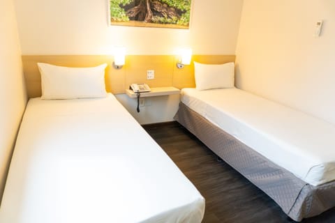 Standard Room, 2 Twin Beds | Desk, free WiFi, bed sheets