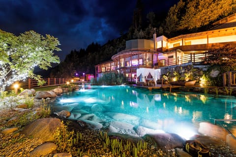 4 indoor pools, 9 outdoor pools