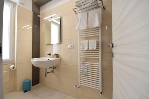 Superior Double Room (Ventata camera 3) | Bathroom | Shower, free toiletries, hair dryer, bidet