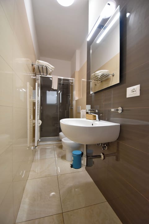 Double Room, Balcony, Sea View (Brezza camera 1) | Bathroom | Shower, free toiletries, hair dryer, bidet