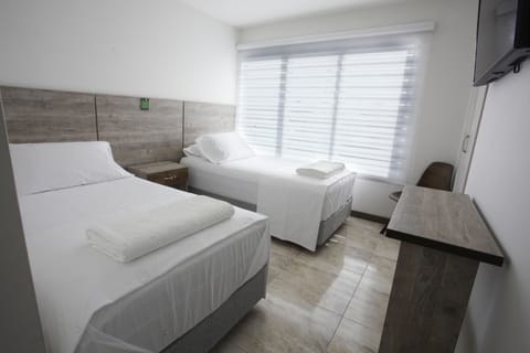 Business Double Room, 2 Twin Beds, Non Smoking | Desk, blackout drapes, soundproofing, free WiFi