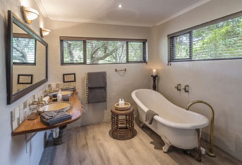 River Lodge Suite | Bathroom | Separate tub and shower, deep soaking tub, free toiletries, hair dryer