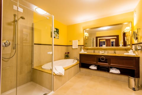 Royal Suite | Bathroom amenities | Separate tub and shower, deep soaking tub, free toiletries, hair dryer