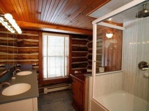 Separate tub and shower, towels