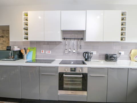 Cottage | Private kitchen | Fridge, microwave, stovetop, cookware/dishes/utensils