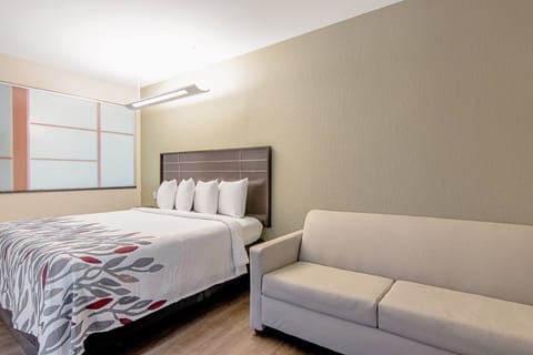 Deluxe Room, 1 King Bed (Smoke Free) | Premium bedding, pillowtop beds, desk, blackout drapes