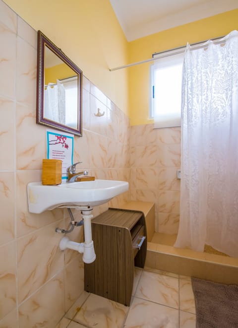 Deluxe Double Room, 1 King Bed, Non Smoking | Bathroom | Shower, towels