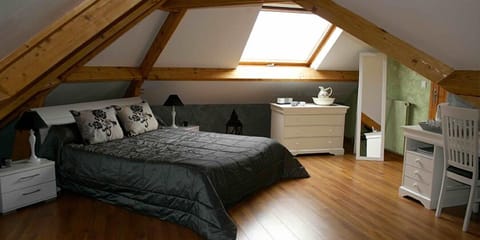 Room (Tilleul) | Desk, blackout drapes, free cribs/infant beds, free WiFi