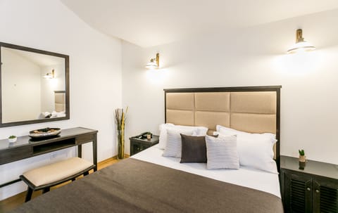 Suite, 1 Bedroom | Frette Italian sheets, premium bedding, memory foam beds, minibar