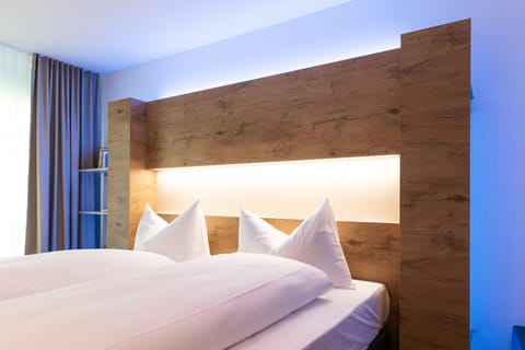 Comfort Double or Twin Room | Desk, laptop workspace, blackout drapes, soundproofing