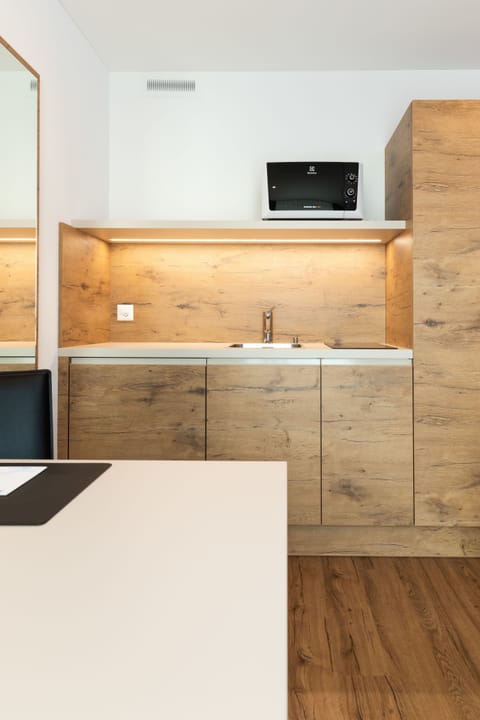 Business Double or Twin Room | Desk, laptop workspace, blackout drapes, soundproofing