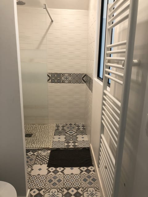 Deluxe Double Room, Balcony | Bathroom shower