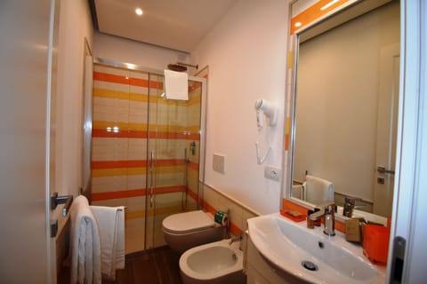 Double Room, Balcony | Bathroom | Shower, free toiletries, hair dryer, bidet