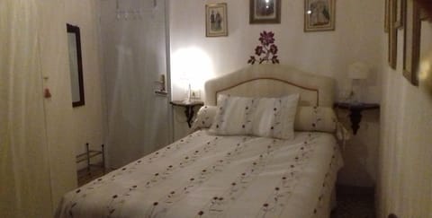 Traditional Double Room, Shared Bathroom | Blackout drapes, iron/ironing board, free WiFi, bed sheets