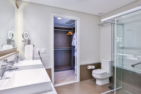 Premium Suite | Bathroom | Hair dryer, towels, soap, shampoo