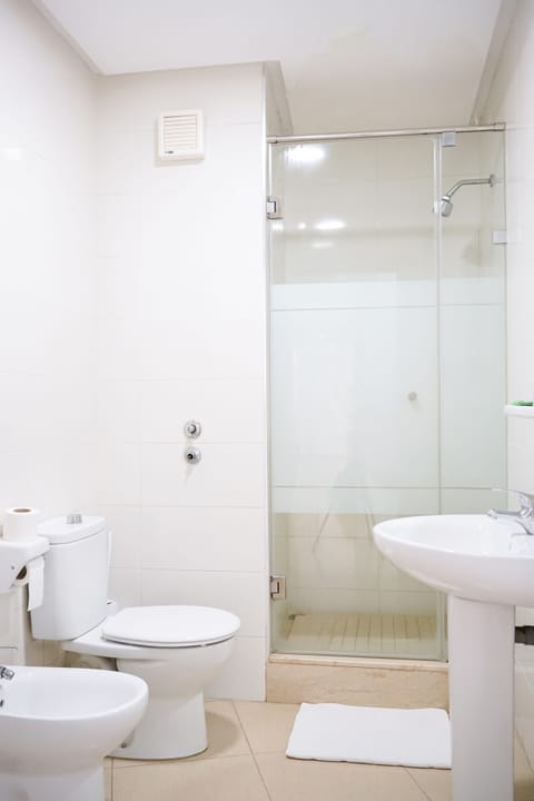 Standard Twin Room | Bathroom | Deep soaking tub, rainfall showerhead, free toiletries, towels