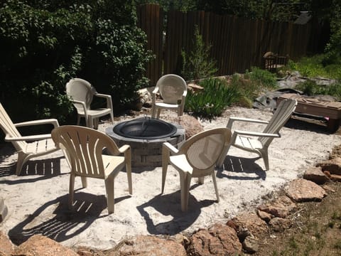 Wood Burning Fire Pit Area for roasting marshmallows if no fire restrictions.