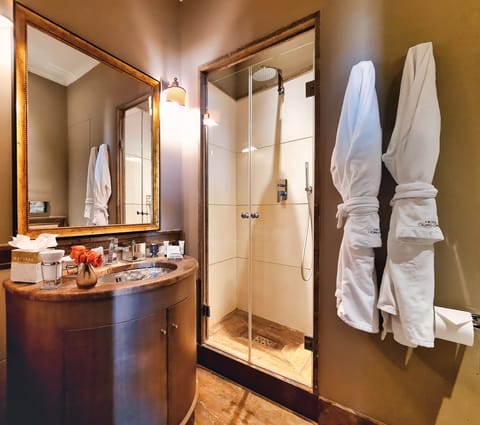 Superior Apartment - annex building | Bathroom | Combined shower/tub, free toiletries, hair dryer, bathrobes