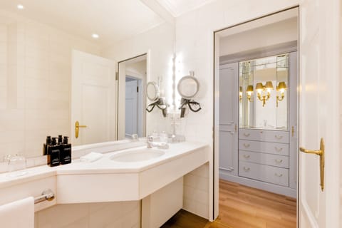 Suite (Cathedral View) | Bathroom | Free toiletries, hair dryer, bathrobes, slippers