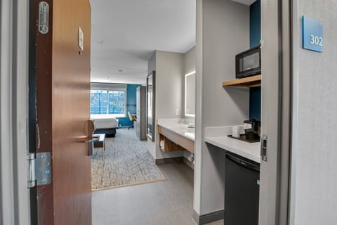 1 bedroom, premium bedding, down comforters, pillowtop beds