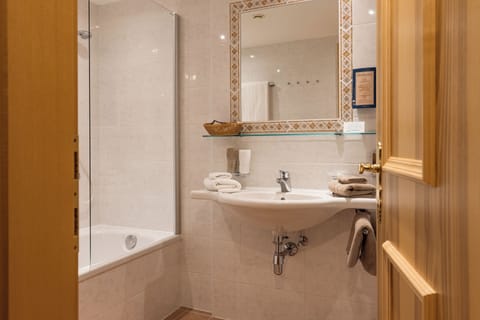 Souterrain Suite without view (backyard) | Bathroom | Designer toiletries, hair dryer, bathrobes, towels