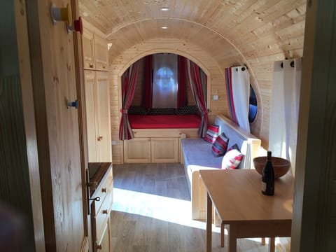 Room (Roulotte Chais Catherine) | Living area | Flat-screen TV