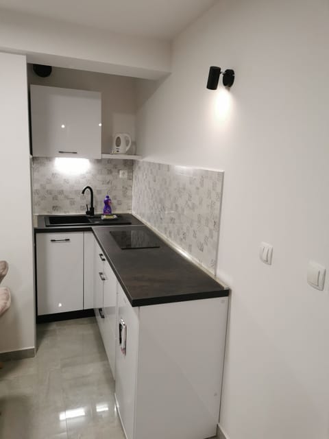 Standard Studio | Private kitchen | Fridge, stovetop, coffee/tea maker, electric kettle