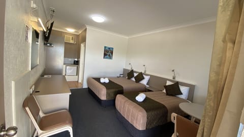 Standard Twin Room | Minibar, laptop workspace, iron/ironing board, free WiFi