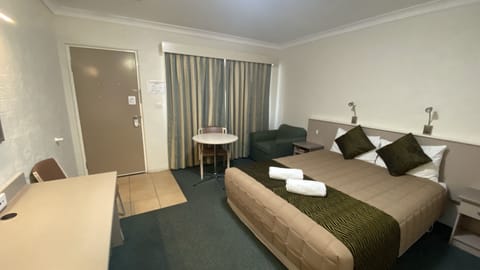 Deluxe Room, 1 Queen Bed | Minibar, laptop workspace, iron/ironing board, free WiFi