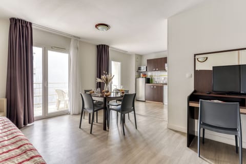 Apartment, 2 Bedrooms (1 à 6 personnes) | Living area | Flat-screen TV
