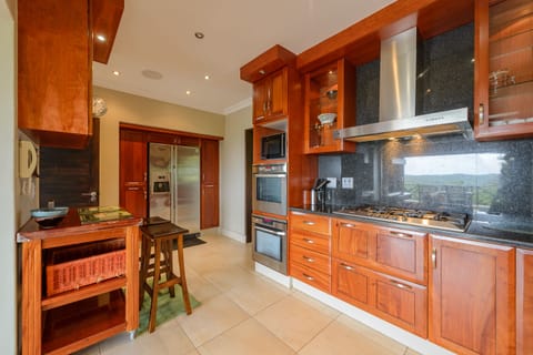 Luxury Villa, 4 Bedrooms | Private kitchen | Microwave, electric kettle, toaster, cookware/dishes/utensils