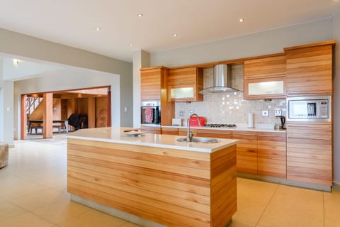 Deluxe Villa, 4 Bedrooms | Private kitchen | Microwave, dishwasher, electric kettle, cookware/dishes/utensils